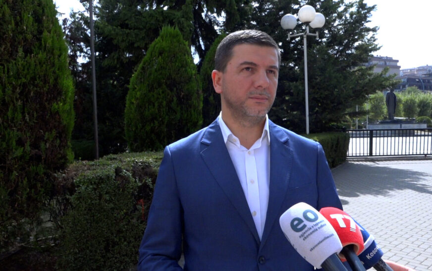 Krasniqi kritikon Kurtin për insistimin në Rashiqin si nënkryetar Kuvendi: Pse po kërkon krizë të re kushtetuese?
