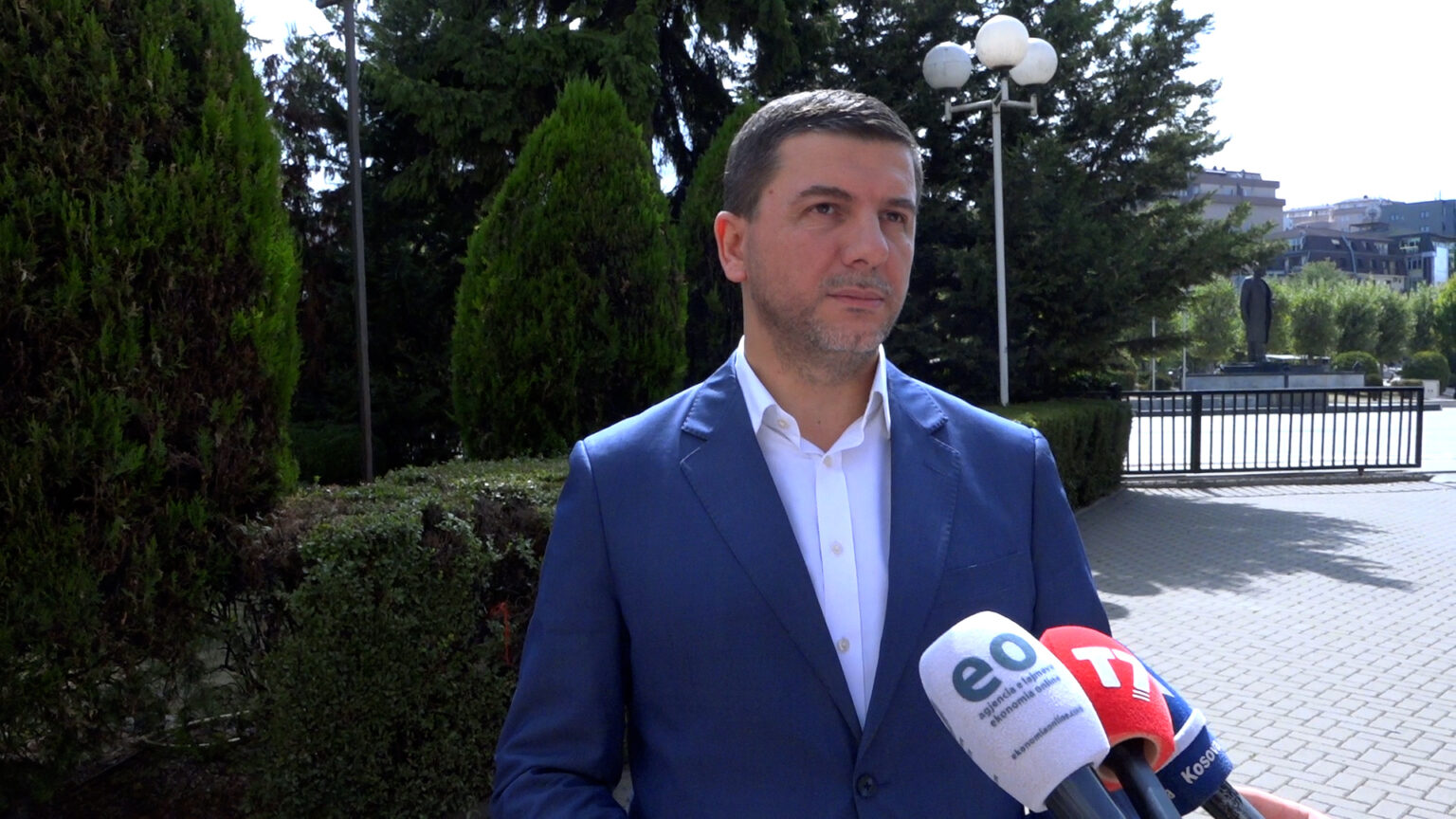 Krasniqi kritikon Kurtin për insistimin në Rashiqin si nënkryetar Kuvendi: Pse po kërkon krizë të re kushtetuese?