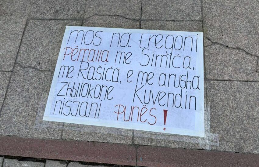 Mos na tregoni përralla…”, vendosen pankarta proteste në hyrje të Kuvendit kundër ngërçit politik
