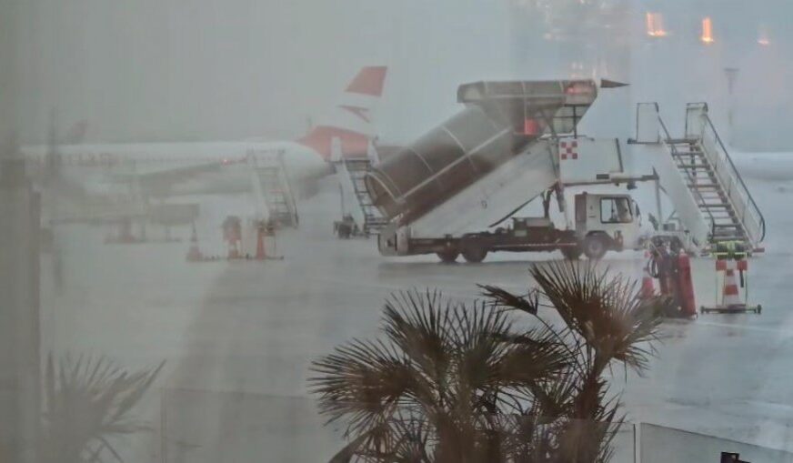 Rinisin fluturimet në aeroportin e Rinasit pas ndërprerjes për shkak të stuhisë