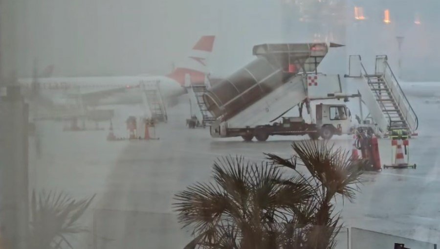 Rinisin fluturimet në aeroportin e Rinasit pas ndërprerjes për shkak të stuhisë