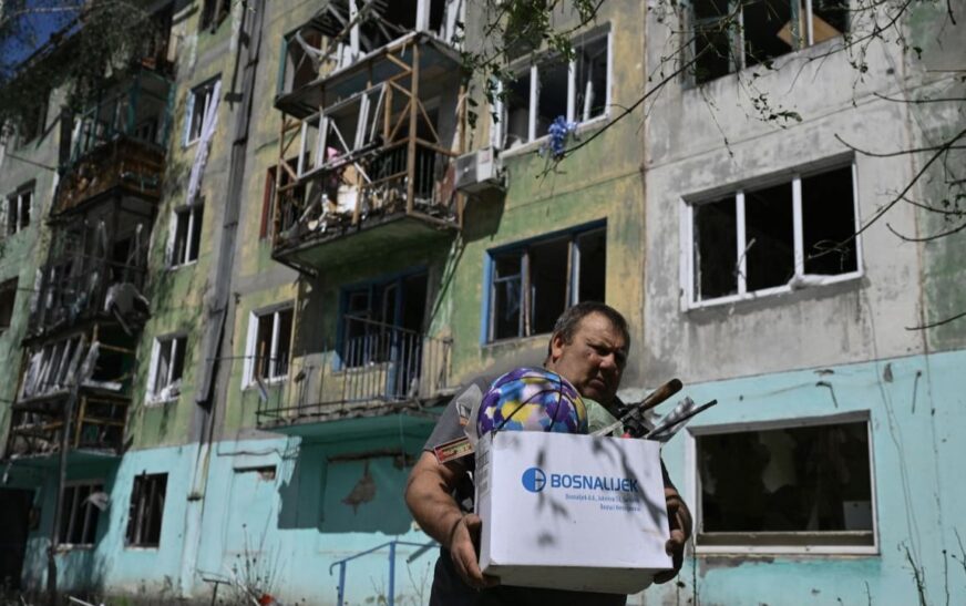 Ndërsa përpjekjet diplomatike marrin vëmendje, ukrainasit përballen me realitetin e luftës