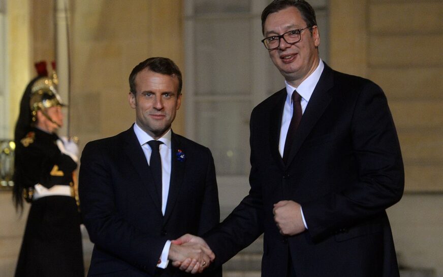 Macron bisedon me Vuçiqin: Dialogu me Kosovën duhet të vazhdojë, veprimet e njëanshme dëmtojnë procesin