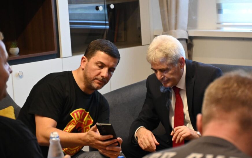 Ali Ahmeti takon kryetarin e PDK-së Memli Krasniqi pas protestës së organizuar nga veteranët e UÇK-së