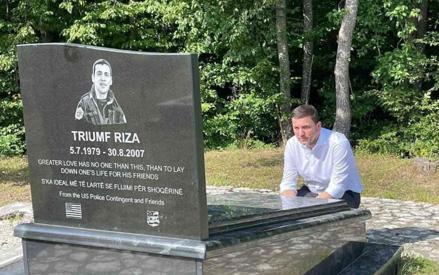 Memli Krasniqi kujton mikun e tij, Triumf Rizën