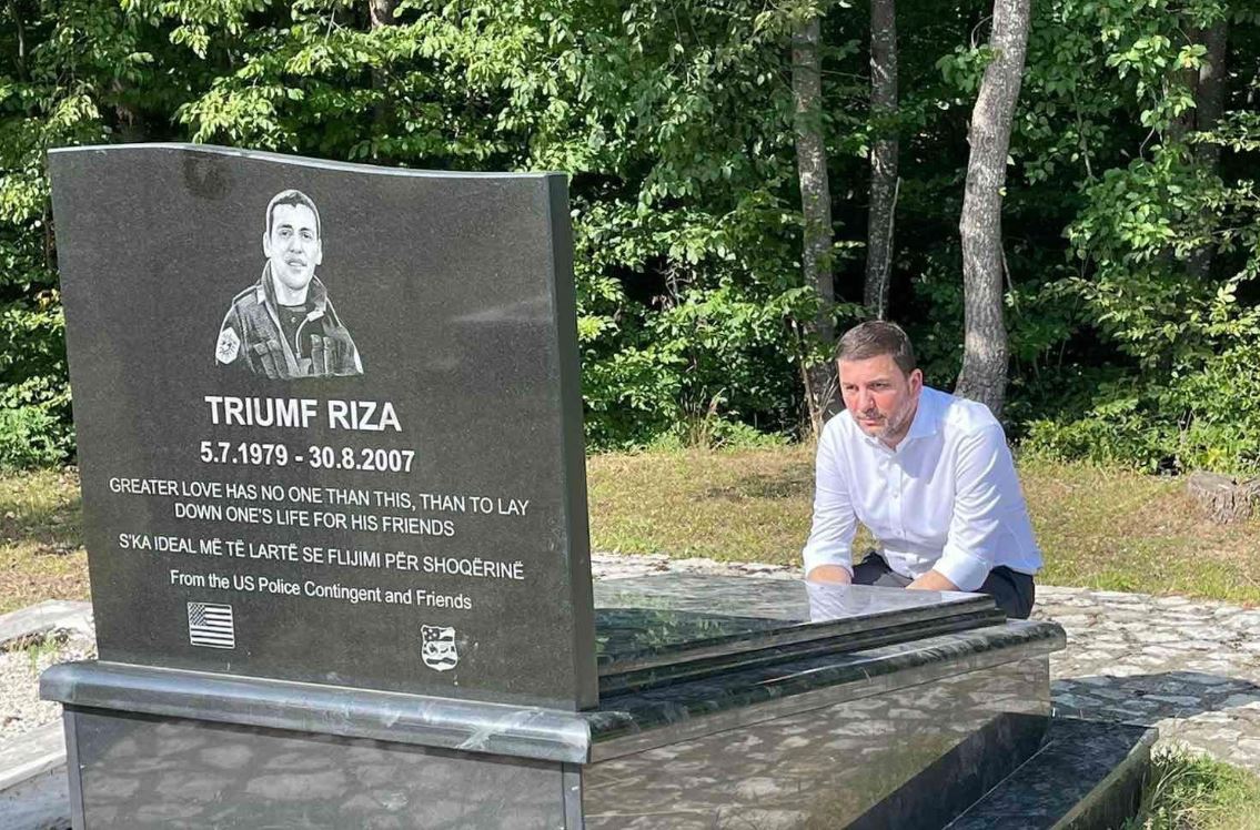 Memli Krasniqi kujton mikun e tij, Triumf Rizën