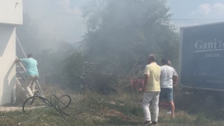 Shpërthen zjarri në fshatin Shirokë të Suharekës, intervenojnë zjarrfikësit