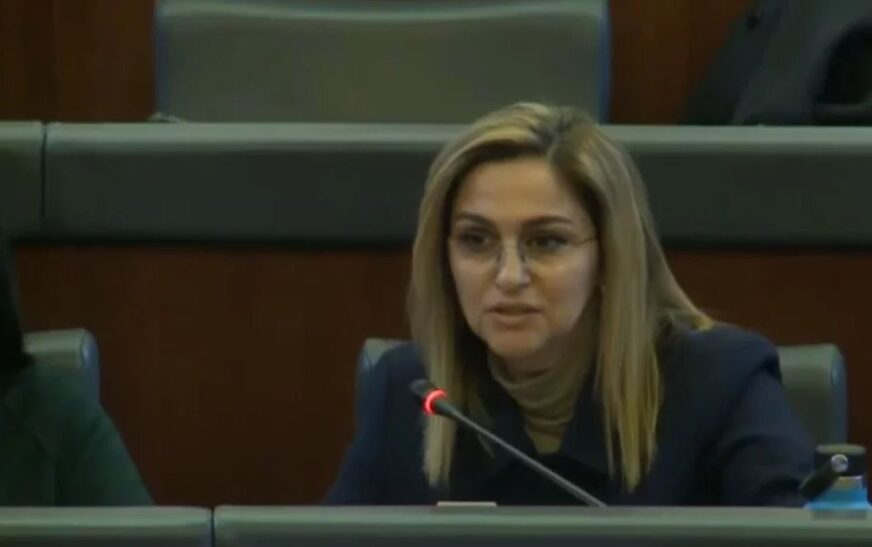 Gruaja e Rexhep Selimit tregon arsyen pse nuk e votoi Donika Gërvallën për kryeparlamentare