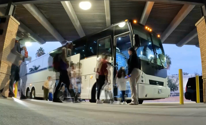 Policia e Kosovës kap 18 shtetas të huaj ilegalë në autobusin dy katësh Mitrovicë-Beograd