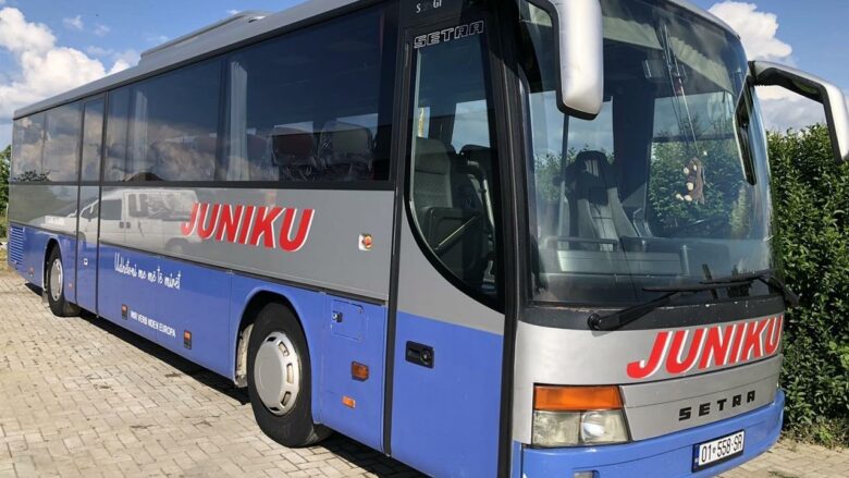 Në Junik dëmtohen 11 autobusë të “Juniku Reisen”, dëmi llogaritet mbi 50 mijë euro