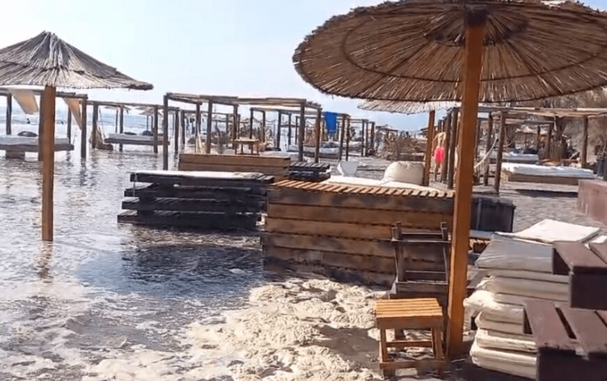 Përmbyset edhe Plazhi i Madh i Ulqinit