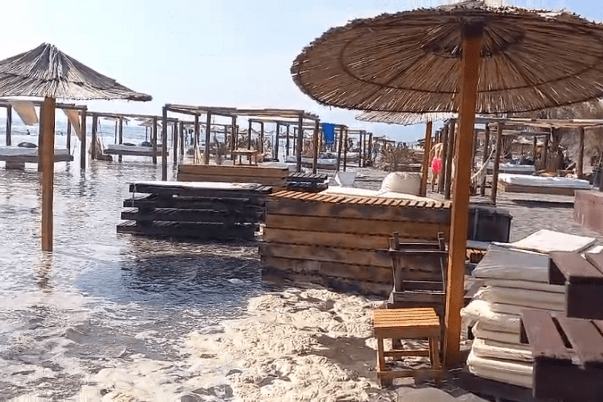 Përmbyset edhe Plazhi i Madh i Ulqinit