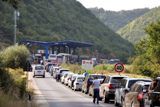 Rreth 2 orë pritjet për të dalë nga Kosova