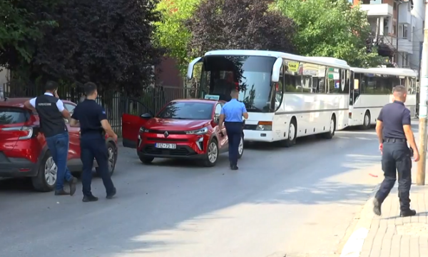Autobusët për Podujevë nuk lejohet të kthehen nga Xhamia e Llapit, ndërhyn Komuna e Prishtinës me Policinë