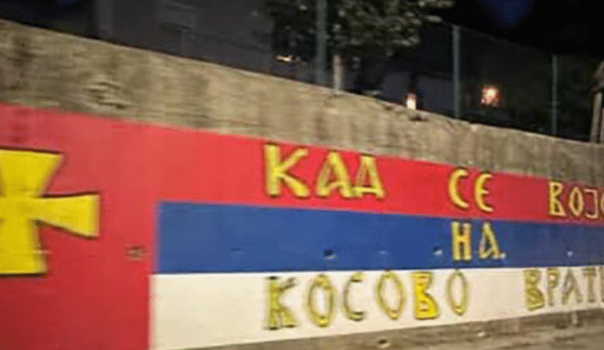 Grafiti provokues serb “Kur ushtria të kthehet në Kosovë” shfaqet në Kollashin të Malit të Zi