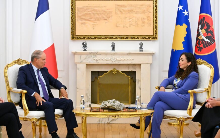 Osmani në takim me përfaqësuesin francez, mbështet ndërtimin e urave mbi Ibër dhe kërkon heqjen urgjente të masave ndaj Kosovës