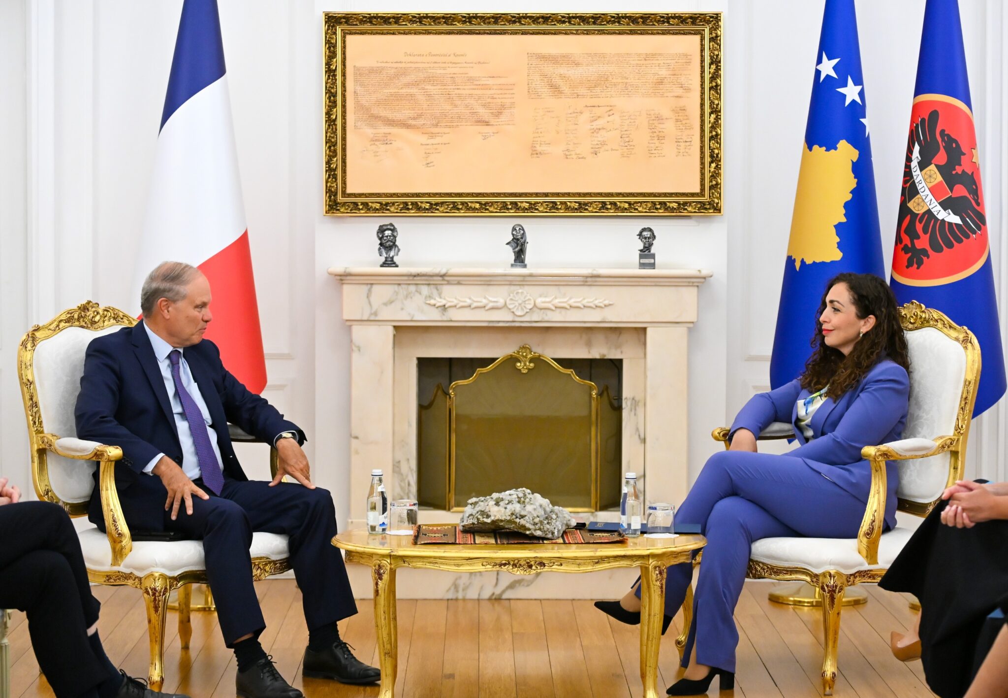 Osmani në takim me përfaqësuesin francez, mbështet ndërtimin e urave mbi Ibër dhe kërkon heqjen urgjente të masave ndaj Kosovës