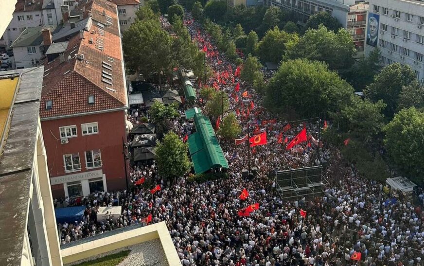 AP: Veteranët protestuan kundër gjykatës së mbështetur nga BE që ndjek penalisht ish-luftëtarët