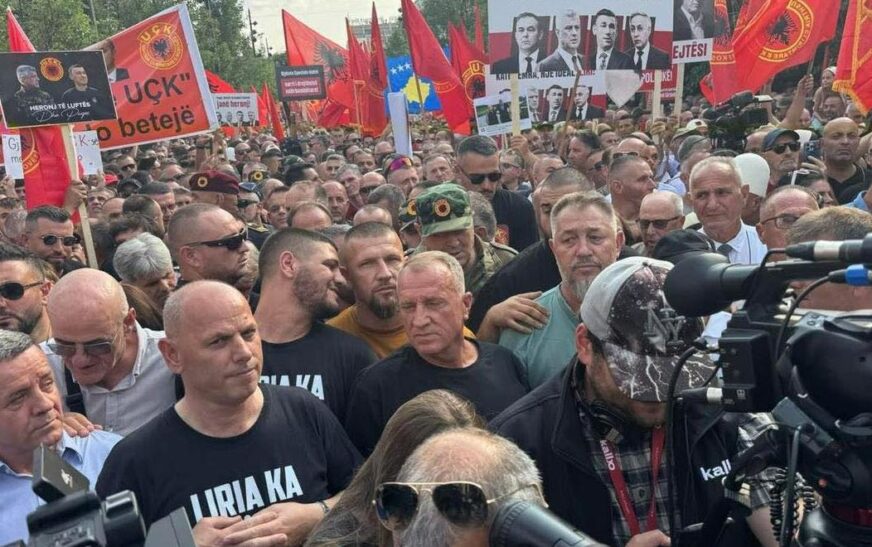 Lladrovci publikon foto bashkë me Lushtakun: Asnjë gjykatë s’e njollos dot luftën e UÇK-së
