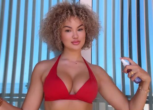 Me bikini të kuqe dhe linja perfekte, Arta Elezaj “ndez” Instagramin