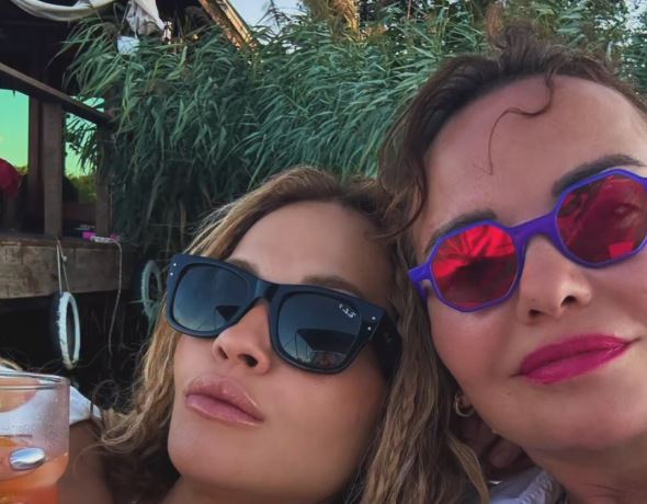 Rita Ora shijon pushimet me prindërit në Ulqin