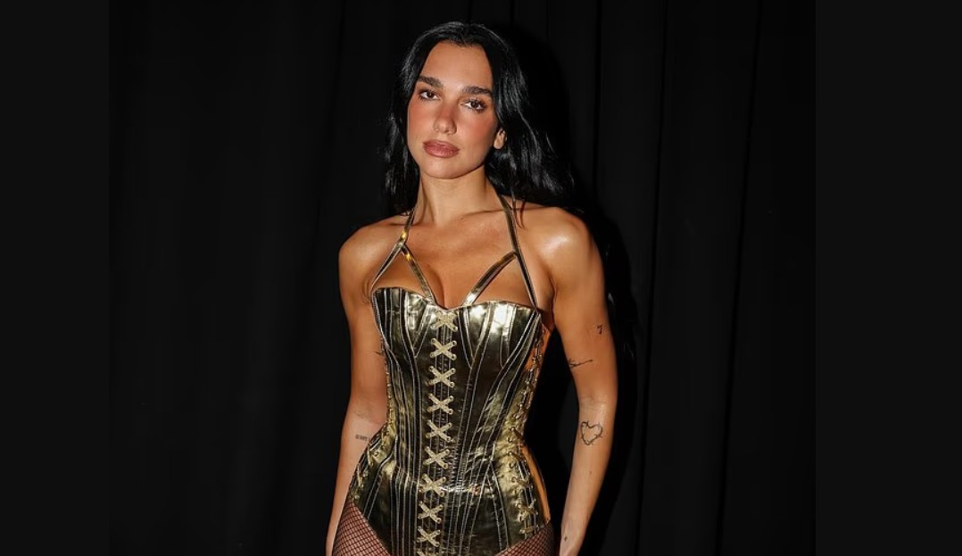 Dua Lipa ndez skenën me një korset metalik në të artë teksa nis turneun në Kanada Radical Optimism Tour