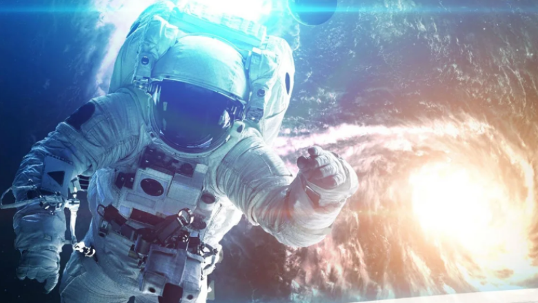 Një 80-vjeçare u mashtrua në internet nga një astronaut i rremë që pretendonte se kishte ngecur në hapësirë