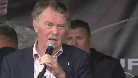 Robert Bosch reagon edhe pas protestës: Mijëra patriotë kosovarë protestuan kundër gjykatës së padrejtë