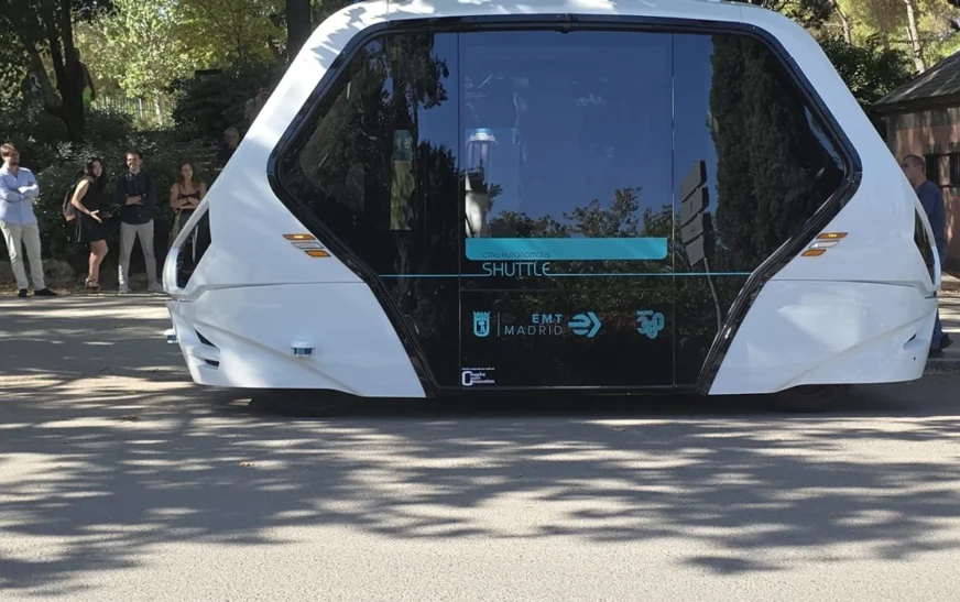 Autobusi elektrik pa shofer në transportin publik shihet në Madrid