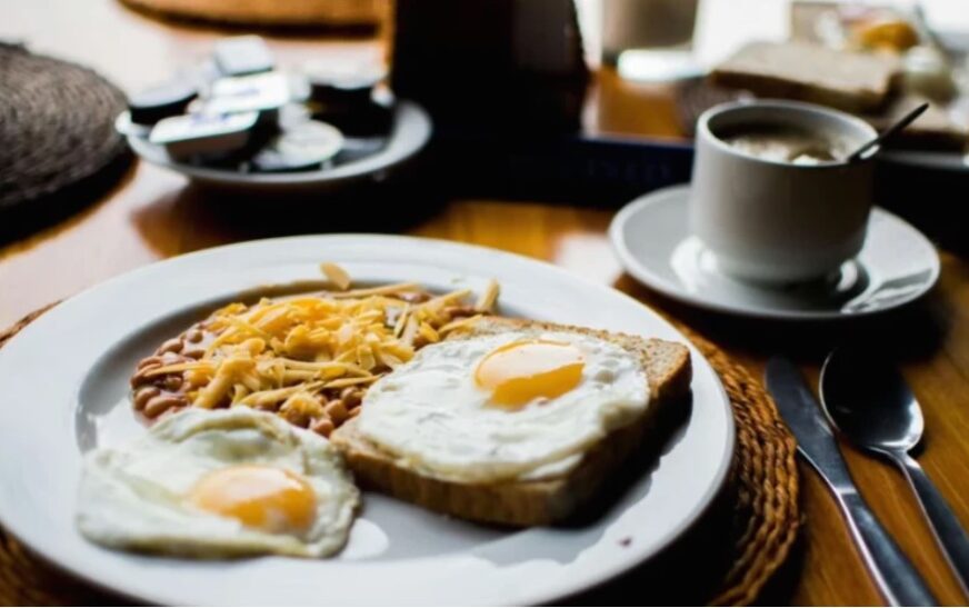 Koha kur hani mëngjesin mund të ndikojë në shëndet dhe jetëgjatësi
