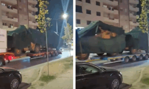 Makineri të rënda ushtarake të ngarkuara në kamionë shihen duke hyrë në Prizren