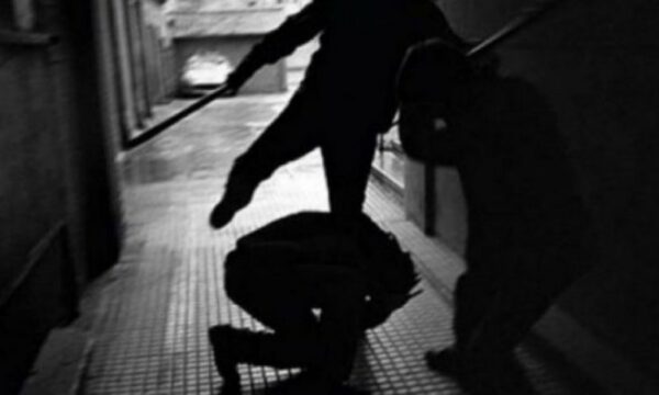 Rrahje mes gjashtë personave në Klinë, dy dërgohen në mbajtje