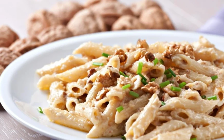 Makarona me salcë pesto të bardhë dhe arra