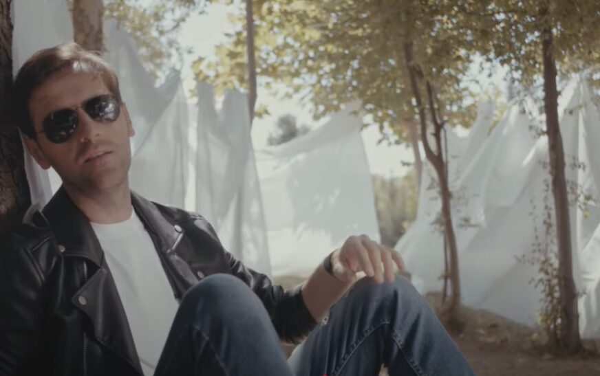 Shkumbin Ismaili rikthehet fuqishëm me këngën e re “Malli”