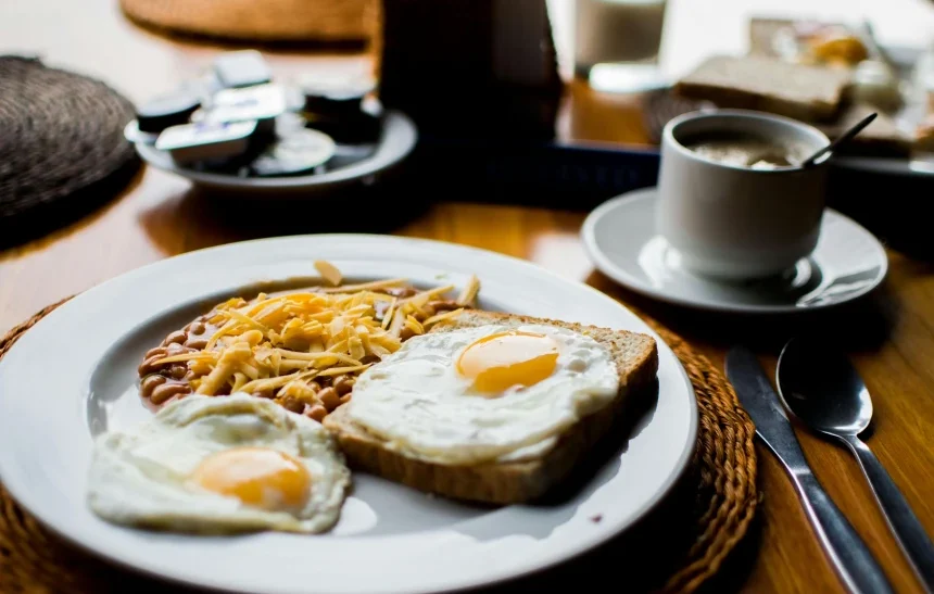 Koha kur hani mëngjesin mund të ndikojë në shëndet dhe jetëgjatësi