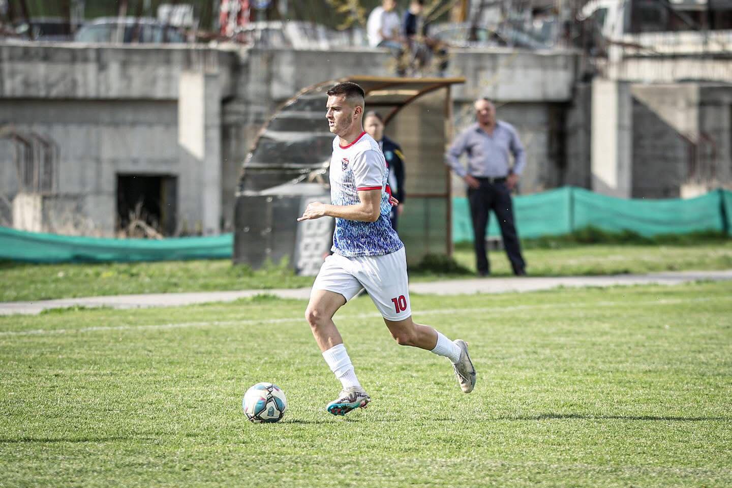 Plagosja në Pejë, dorëzohet në polici futbollisti i dyshuar – dërgohet në mbajtje