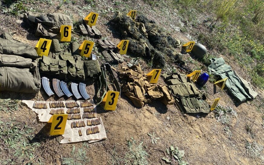 Antiplumbë, uniforma, karikatorë e AK-47 gjenden në Zveçan, dyshohet se i përkasin një të kërkuari për rastin “Banjska”