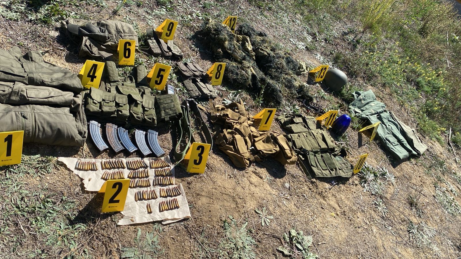 Antiplumbë, uniforma, karikatorë e AK-47 gjenden në Zveçan, dyshohet se i përkasin një të kërkuari për rastin “Banjska”