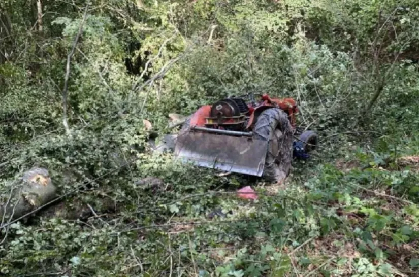 Humb jetën pasi i rrokulliset traktori