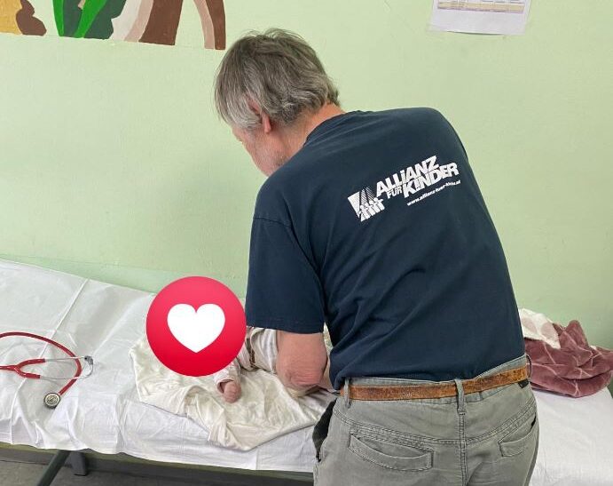 Mjekë nga Austria vijnë në Fushë Kosovë, kontrollojnë falas fëmijët me probleme kardiake e ortopedike