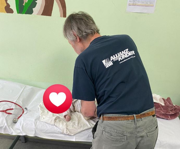 Mjekë nga Austria vijnë në Fushë Kosovë, kontrollojnë falas fëmijët me probleme kardiake e ortopedike