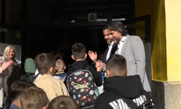 Rama: 37 mijë nxënës nisin vitin e ri shkollor në Prishtinë me kurikula digjitale