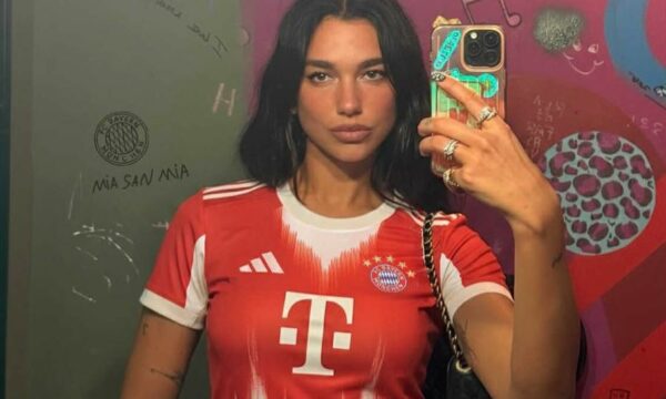 Dua Lipa e vesh fanellën e Bayernit, klubi ‘mahnitet’: E kuqja është definitivisht ngjyra e jote
