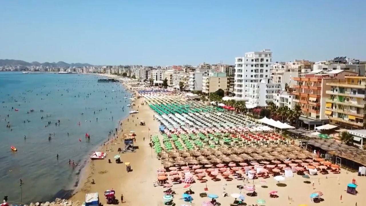 Përdhunimi i turistes, mediat italiane raportojnë ngjarjen e rëndë në plazhin e Durrësit: 18-vjeçarja u përpoq të mbrohej, i riu abuzoi me të