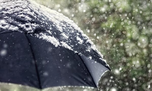 Fillimi i tetorit me reshje shiu e borë, temperaturat zbresin deri në 1°C