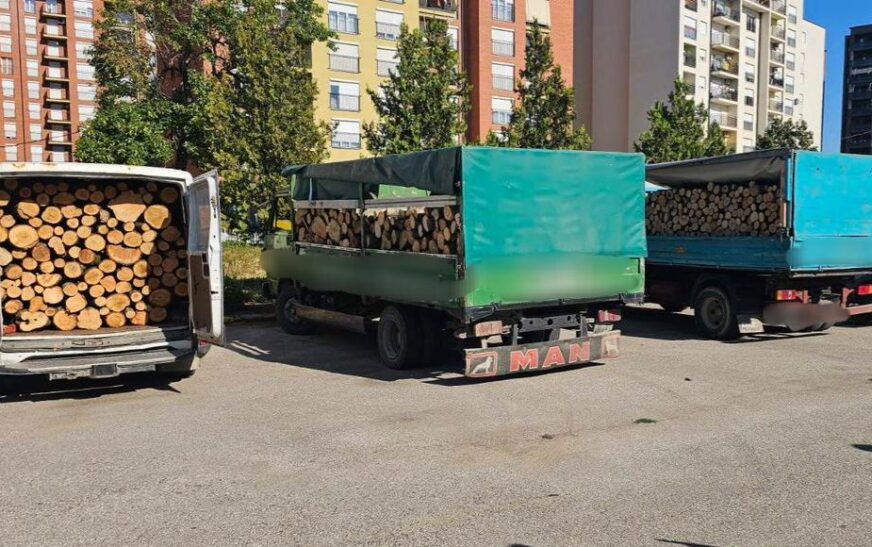 Ndalohen tri automjete që po transportonin dru në mënyrë ilegale në Ferizaj