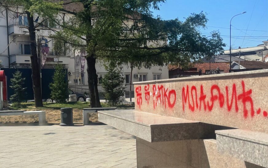 Në qendër të Bujanocit shfaqen grafite me emër të kriminelit të luftës Ratko Mladiq