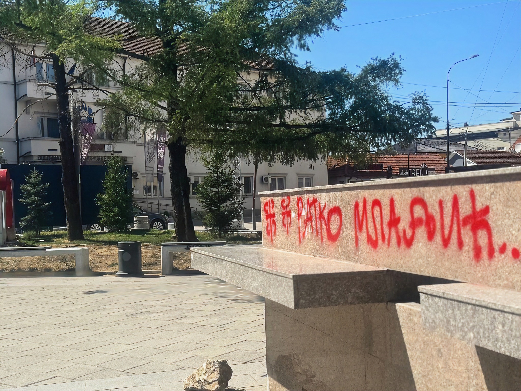 Në qendër të Bujanocit shfaqen grafite me emër të kriminelit të luftës Ratko Mladiq