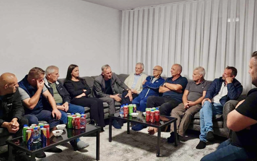Besnik Osmani viziton familjen Rushiti në Sllatinë: “Sakrifica e tyre është kujtim i gjallë për lirinë tonë”