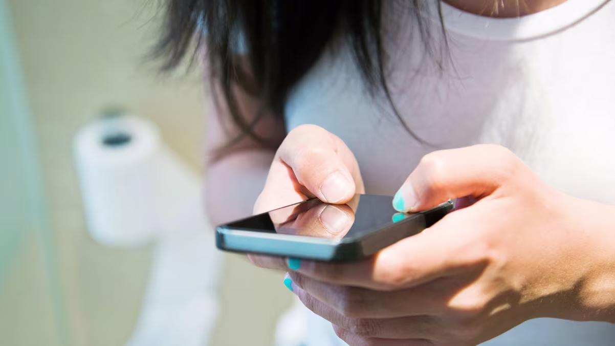 Studimi i ri thotë se përdorimi i telefonit në tualet rrit ndjeshëm rrezikun e hemorroideve